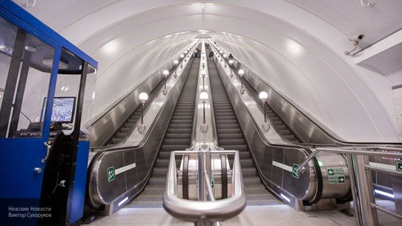 Метрополитен Петербурга объяснил значение цветных полос на ступенях эскалатора