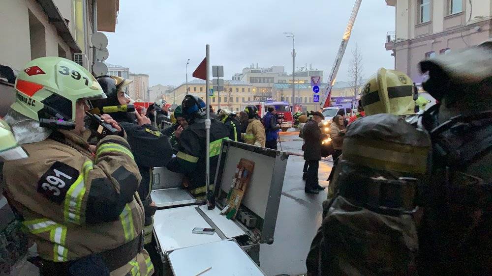 "Огонь моментально распространился": очевидцы о пожаре в центре Москвы