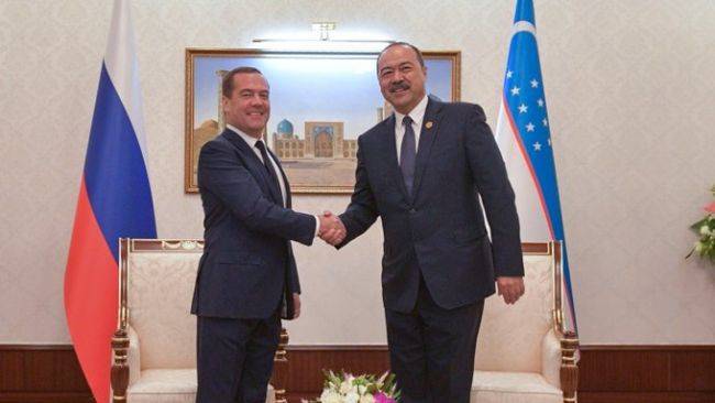 Медведев прилетел в Ташкент для участия в Совете глав правительств ШОС