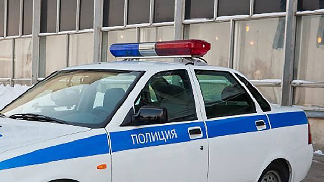 Машину за 8 млн рублей угнали у неработающего в Петербурге