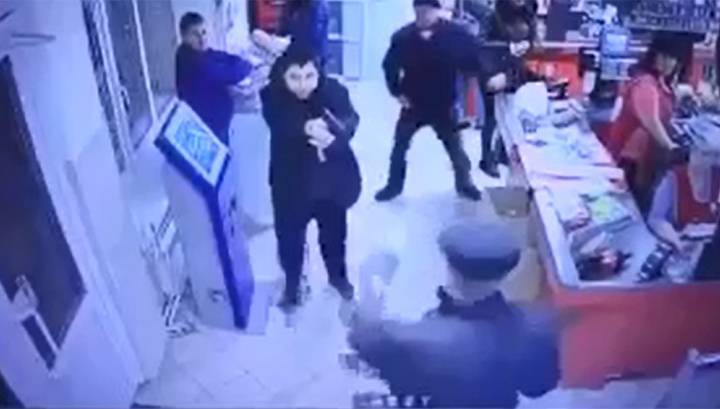 В Тульской области покупатели скрутили грабителя с пистолетом. Видео
