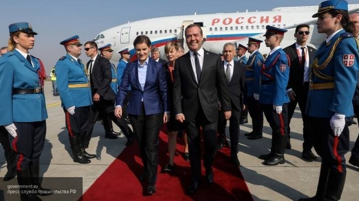 Медведев провел краткую встречу в аэропорту с премьер-министром Узбекистана