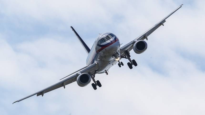Посадку самолета с отказавшим двигателем ожидают в аэропорту Тюмени около 19.00