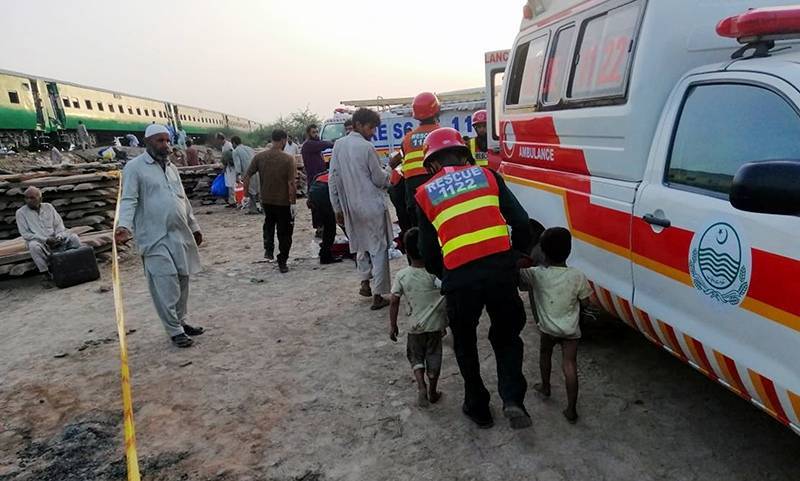 Трагедия в Пакистане: более 60 человек погибли при пожаре в поезде