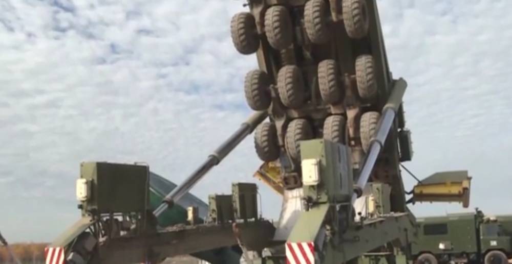 Видео: ракетный комплекс "Ярс" загружают в пусковую установку