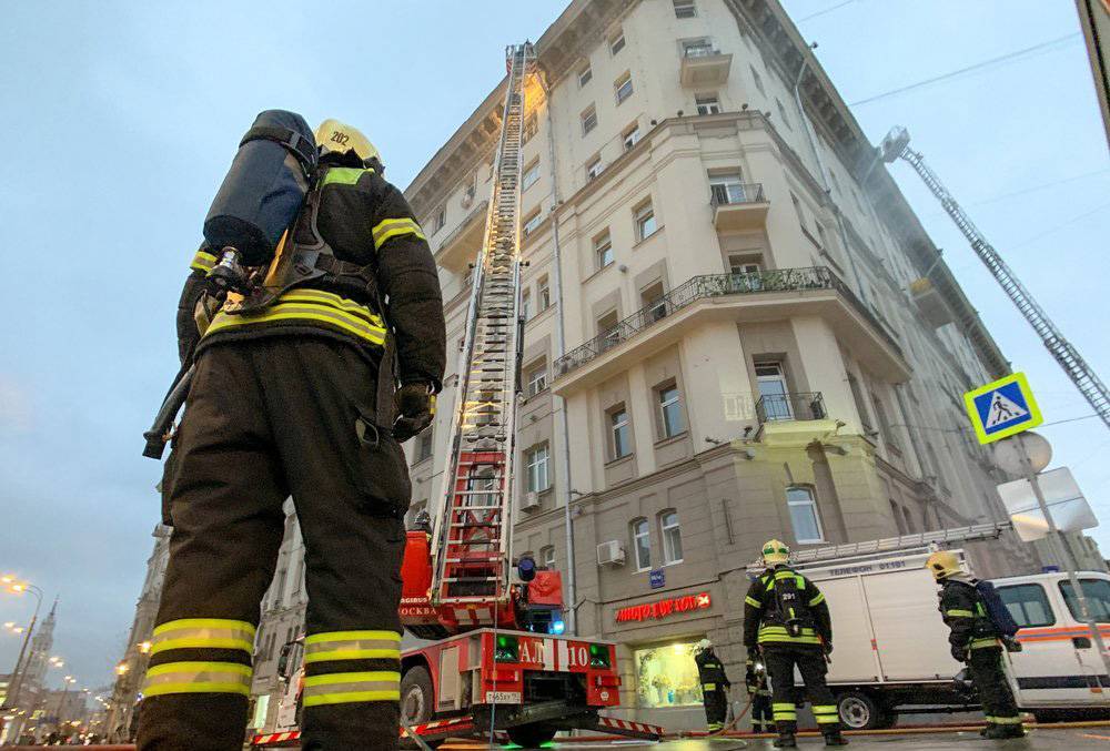 Собянин поблагодарил пожарных за спасение жильцов горевшего дома