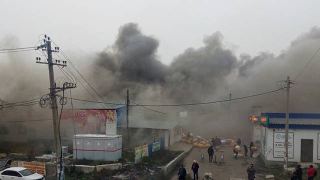 Крупный пожар торговых рядов в Петушках потушили