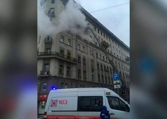 В центре Москвы горит дом, рухнул лифт — идет эвакуация