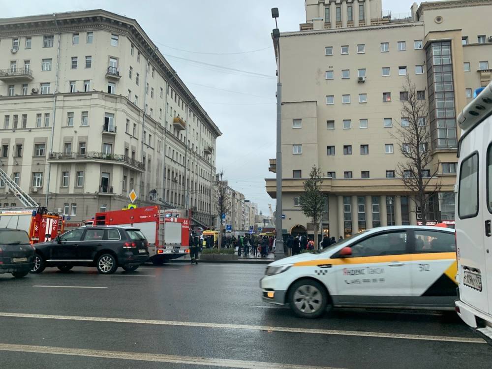 Идет эвакуация: в центре Москвы загорелся жилой дом