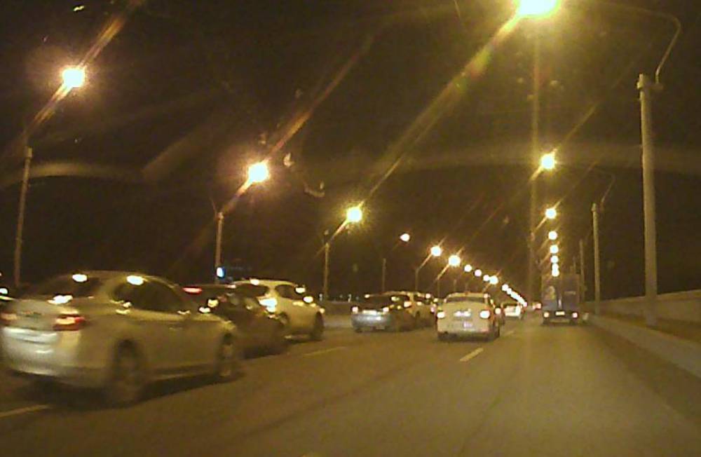 На мосту Александра Невского «паровозик из восьми вагонов» не смог образовать пробку