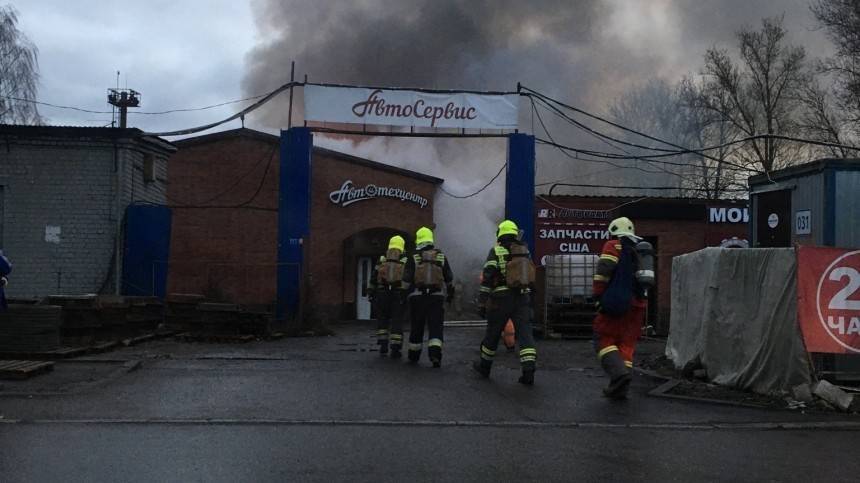 Крыша автосервиса обрушилась во время серьезного пожара в Петербурге
