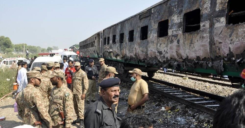 В Пакистане сгорел пассажирский поезд. 71 человек погиб