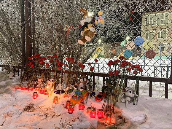 Жители Нарьян-Мара несут цветы и игрушки к детскому саду, где мужчина зарезал мальчика - znak.com - окр.Ненецкий - Нарьян-Мара
