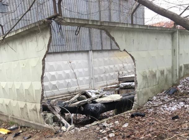 В Сыктывкаре водитель без прав пробил бетонный забор