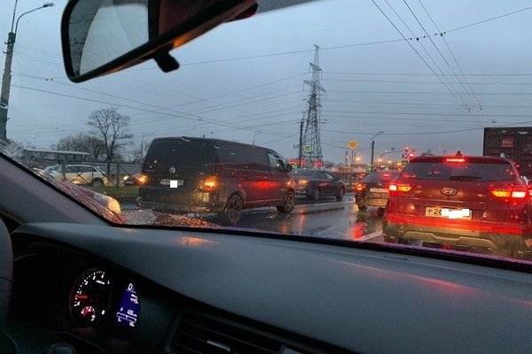 Авария двух иномарок привела к многокилометровой пробке на юге Петербурга