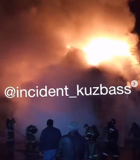 Пожар в известной шашлычной в Кемерове попал на видео
