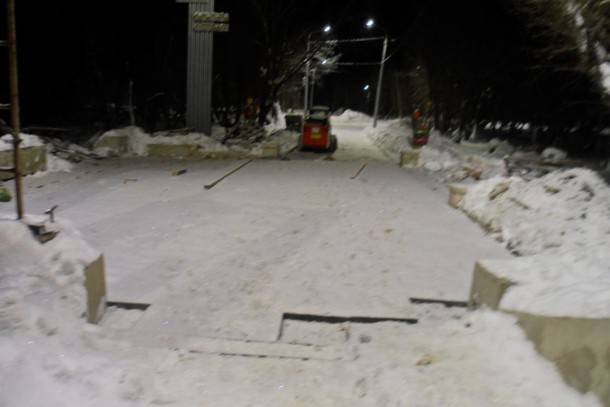 Народный корреспондент: «В Инте закапывают в снег тротуарную плитку»