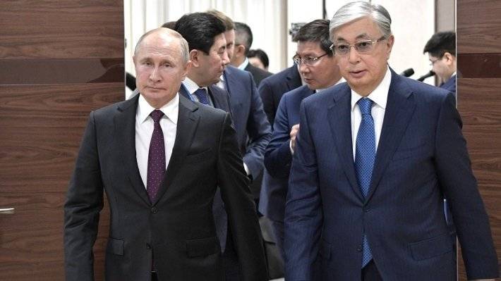 Путин и Токаев обменялись подарками на встрече в Омске