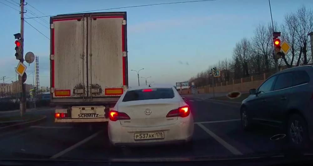 На Московском шоссе грузовик при повороте «зацепил» Opel Astra