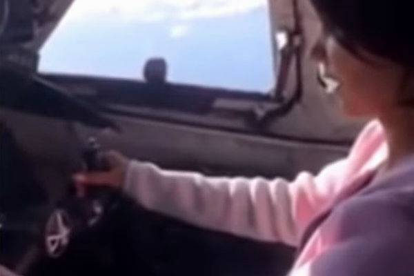 Пилот «ИрАэро» пустил свою девушку «порулить» самолетом