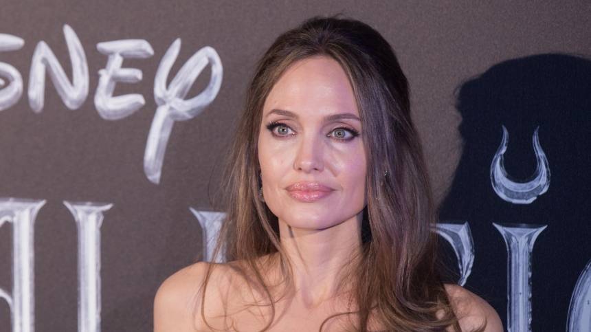 «Это кто?» Анджелину Джоли не узнали на первых фото со съемок фильма Marvel