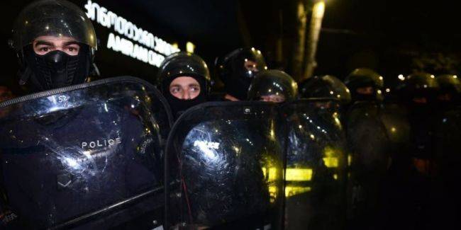 «Нет гей-пропаганде»: в Тбилиси штурмуют здание кинотеатра