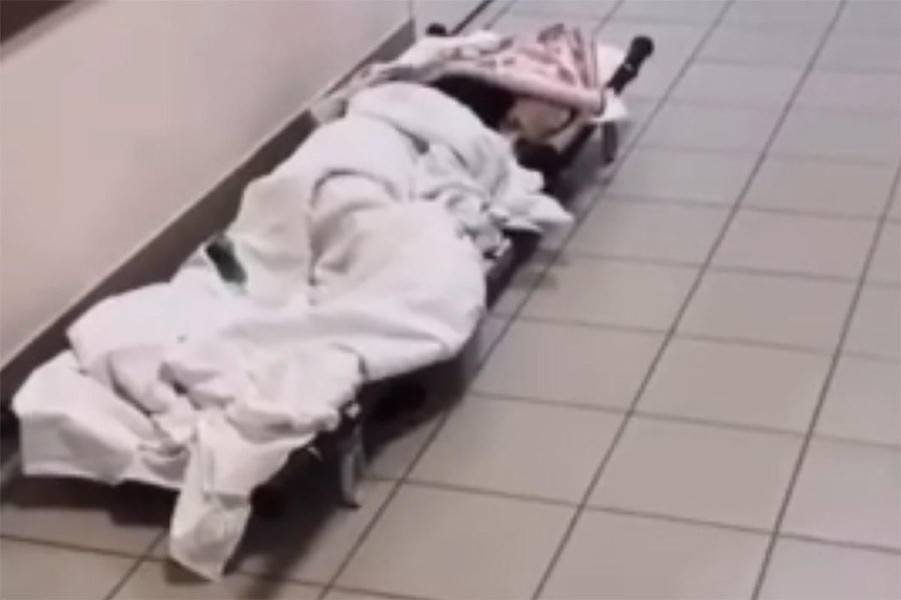 Пациентку оренбургской больницы оставили на полу в коридоре