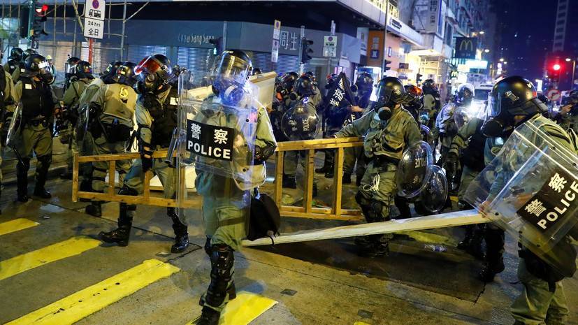 Полиция в Гонконге применила против демонстрантов слезоточивый газ