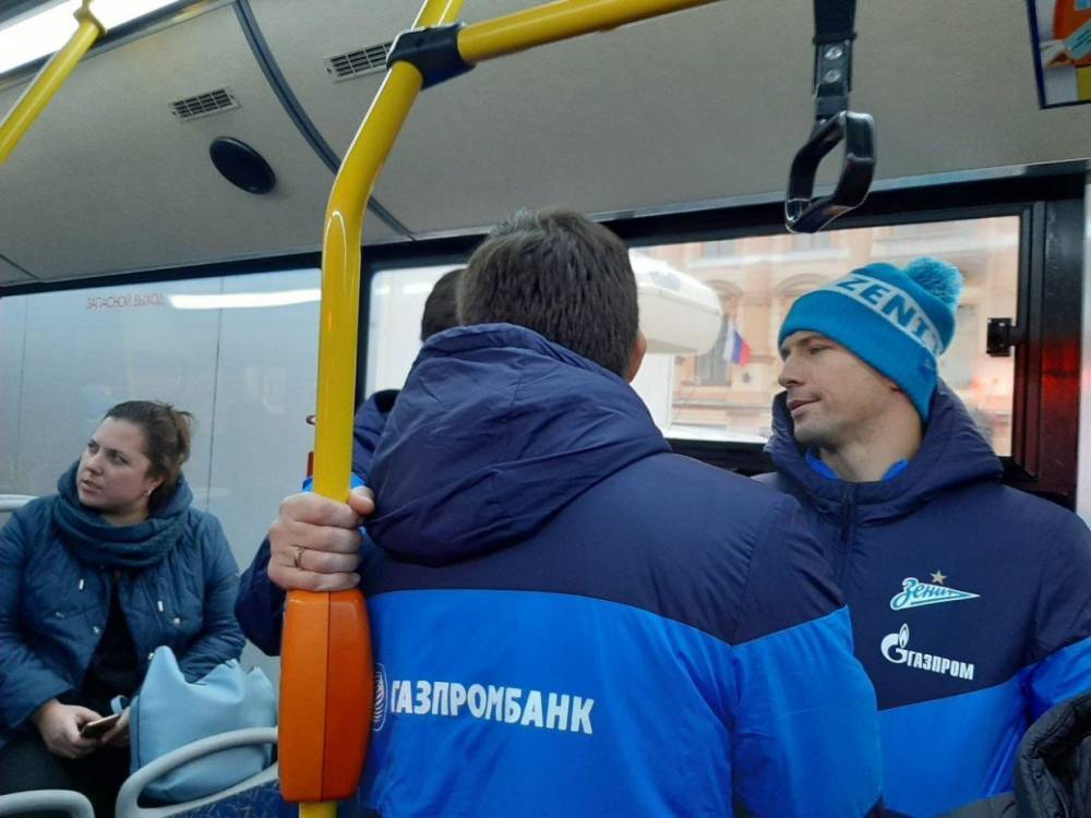 Пассажиры лазурных автобусов прокатились с «зенитовцами» по улицам Петербурга