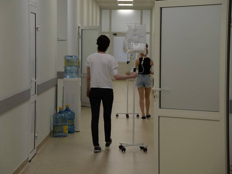 Пациентку больницы Оренбурга оставили спать на носилках в коридоре
