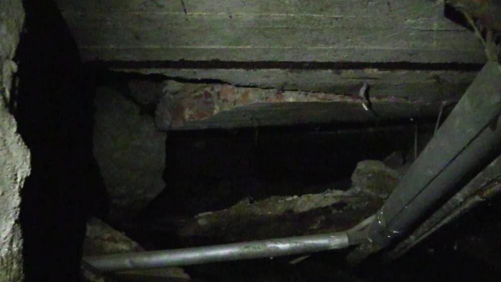Труп неизвестного с порезанной шеей нашли в петербургском подвале