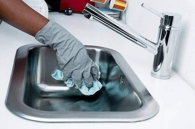 Роспотребнадзор рассказал об опасности губок для мытья посуды