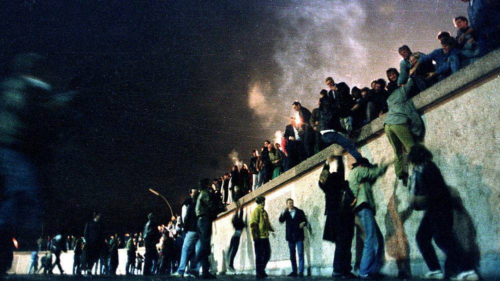 "Нет барьеров, которые не сломать волей людей": журналисты Euronews - о Берлинской стене