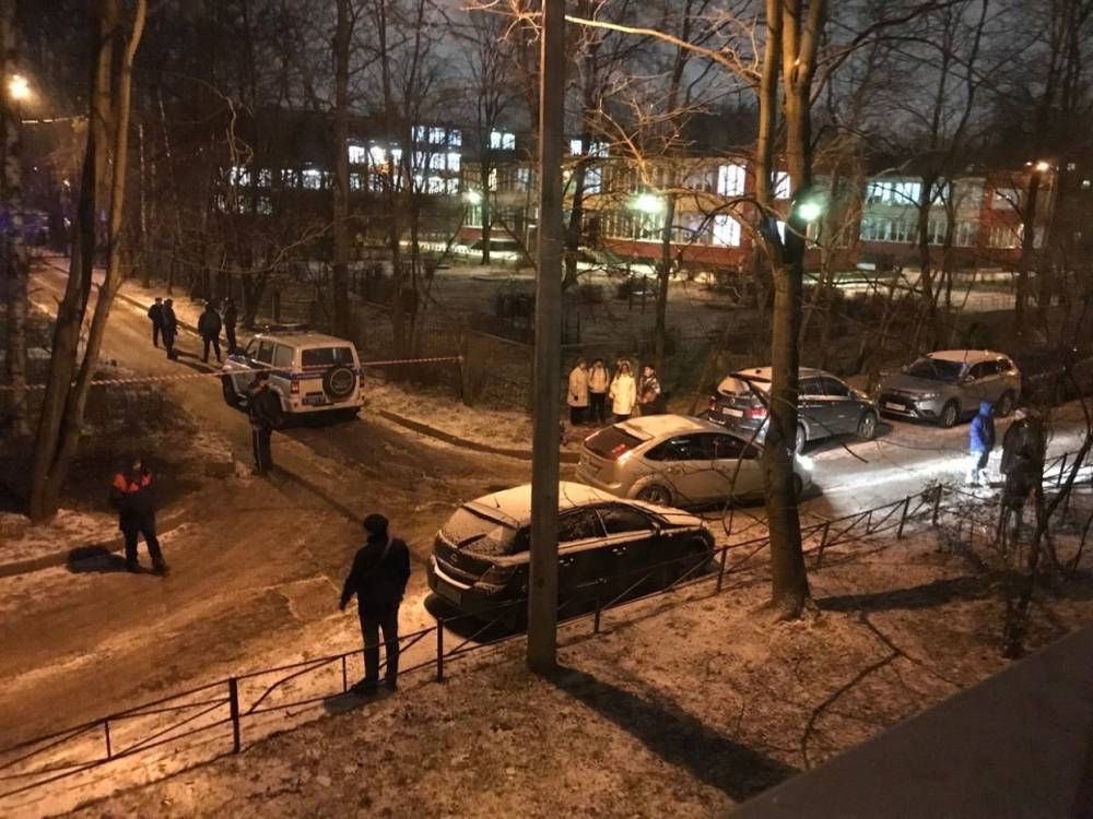 ОМОН оцепил двор на Карпинского из-за угрозы взрыва — очевидцы