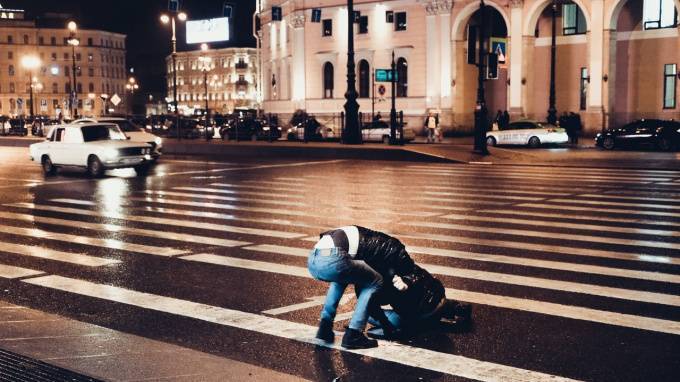 В Петербурге мужчины подрались прямо на пешеходном переходе