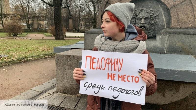 Студенты Петербурга вышли на пикеты к ЗакСу, обвинив депутата Вишневского в педофилии