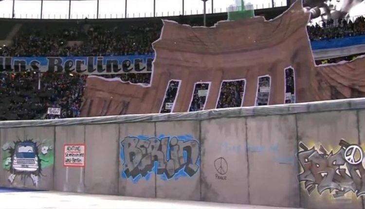 Немецкий футбольный клуб возвел и разрушил на поле макет Берлинской стены