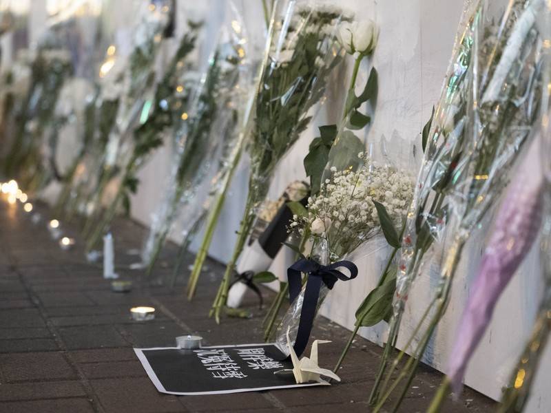 Тысячи людей почтили память погибшего студента в Гонконге