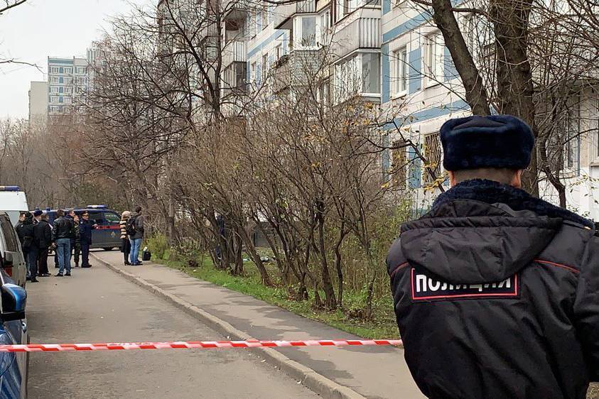 СМИ: Мужу женщины, выпавшей из окна с детьми в Москве, вызвали скорую