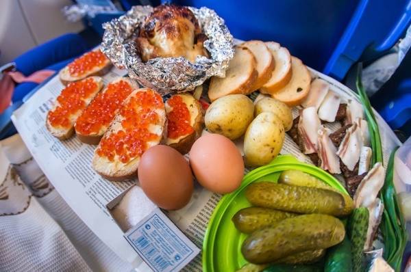 Половина жителей России берут с собой еду в самолёт