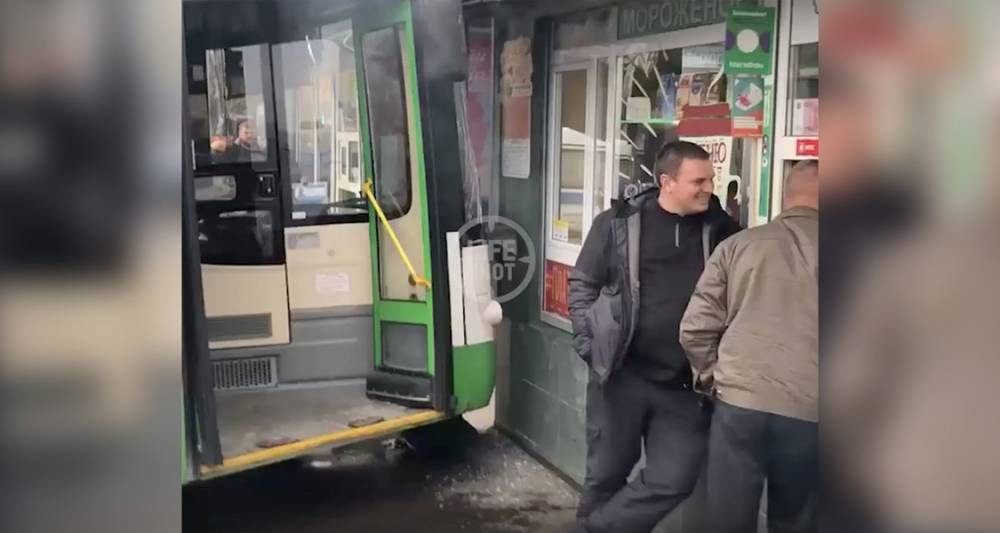 Автобус влетел в здание торгового центра в Москве