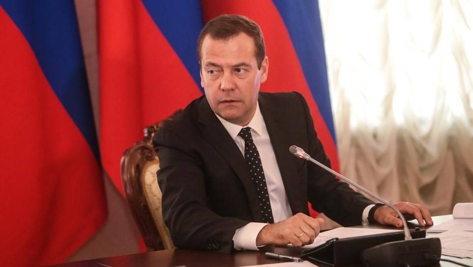 Медведев не стал повышать пособие по безработице на 2020 год