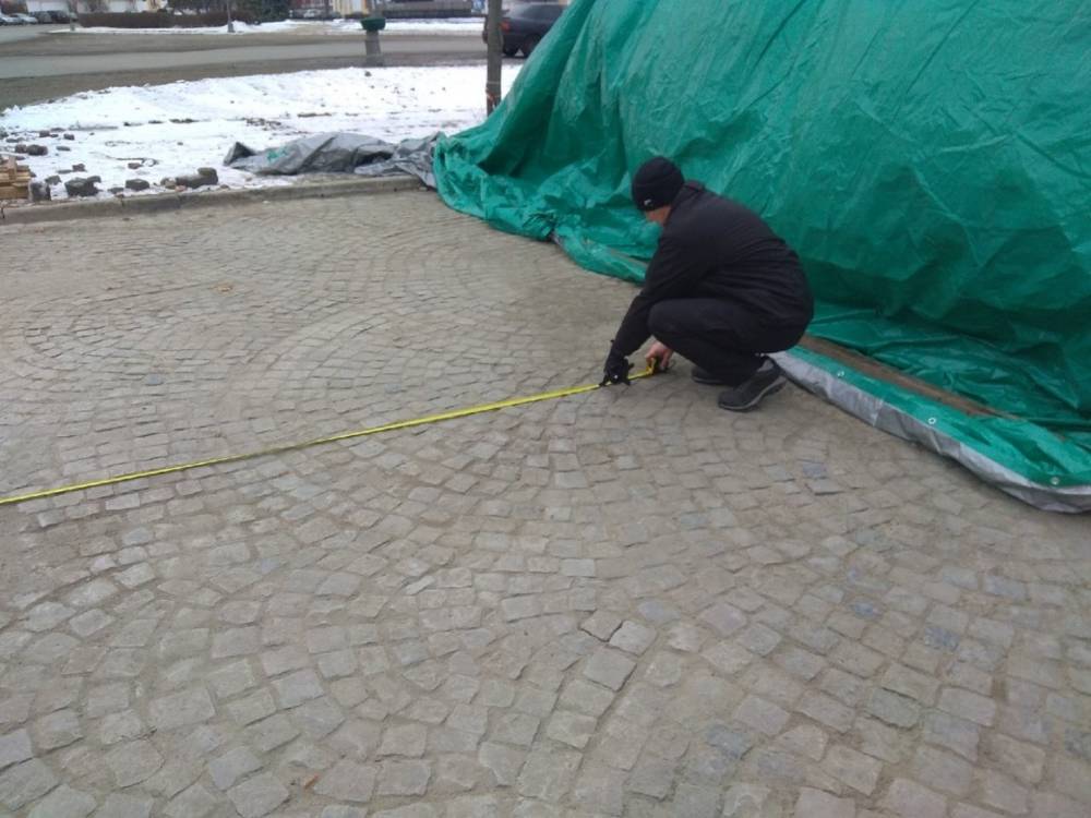 Строители продолжают укладывать брусчатку у Вечного огня в Петрозаводске