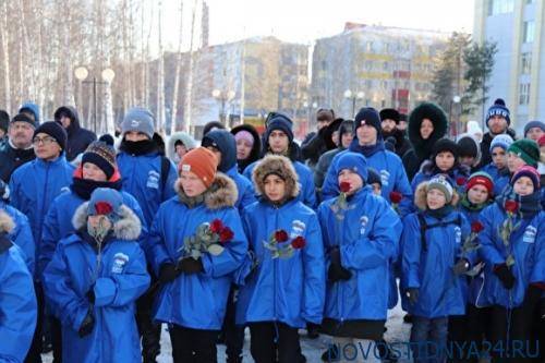 На открытие памятника погибшим детям живых детей привели в куртках «Единой России»