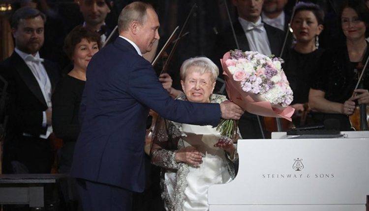 Путин поздравил Пахмутову и наградил ее орденом Андрея Первозванного