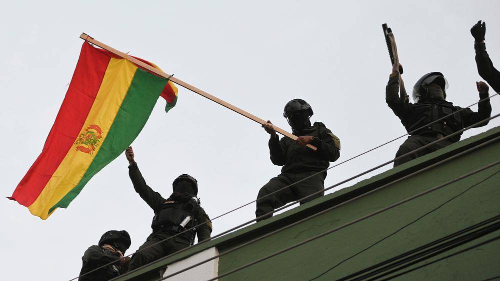 В Боливии полицейские присоединились в протестующим