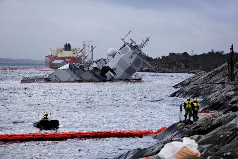 В Сети появились кадры столкновения норвежского фрегата с нефтетанкером