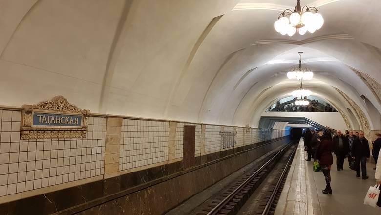 В московском метро погибла женщина, упав на рельсы
