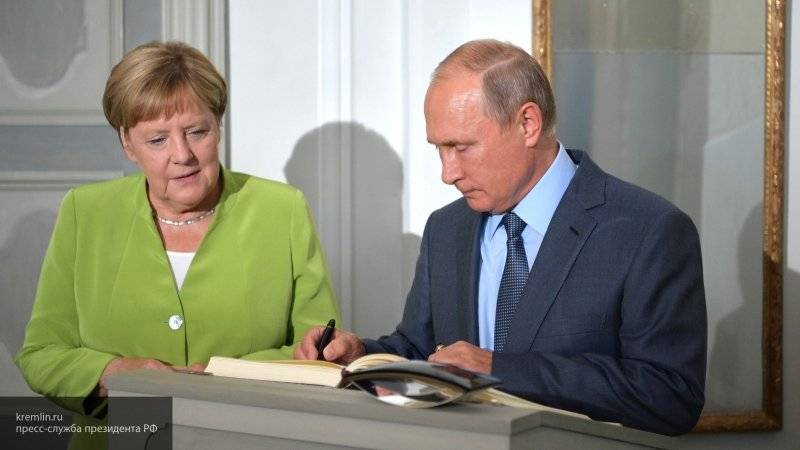 Путин обсудит с Меркель по телефону ситуацию в Ливии