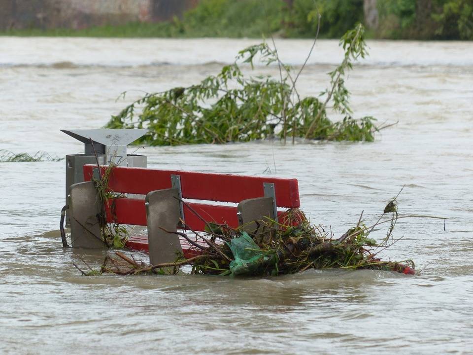 Население севера Англии предупредили о наводнениях